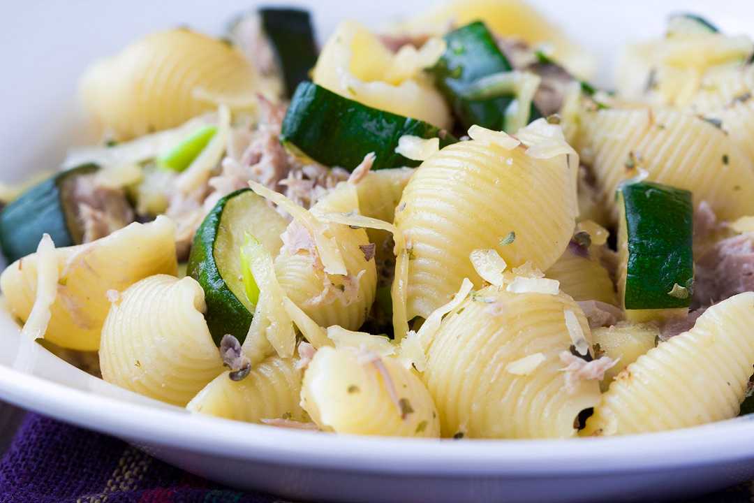 Pasta fredda con zucchine e tonno, una ricetta estiva e veloce