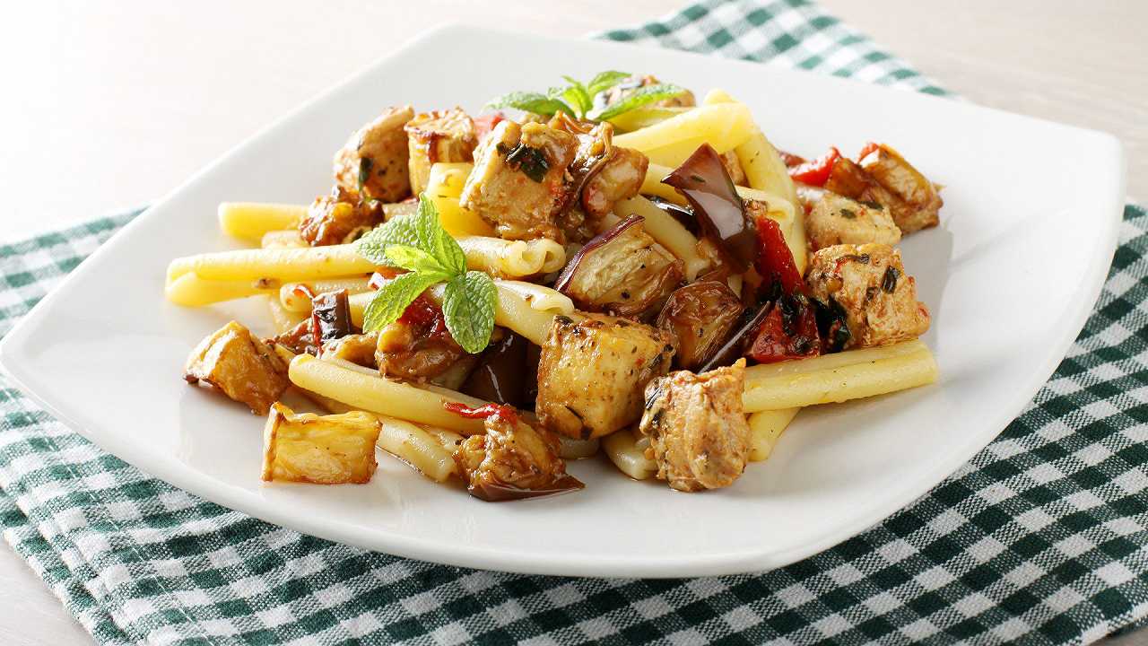 Pasta melanzane e tonno, la ricetta facile, veloce e sana