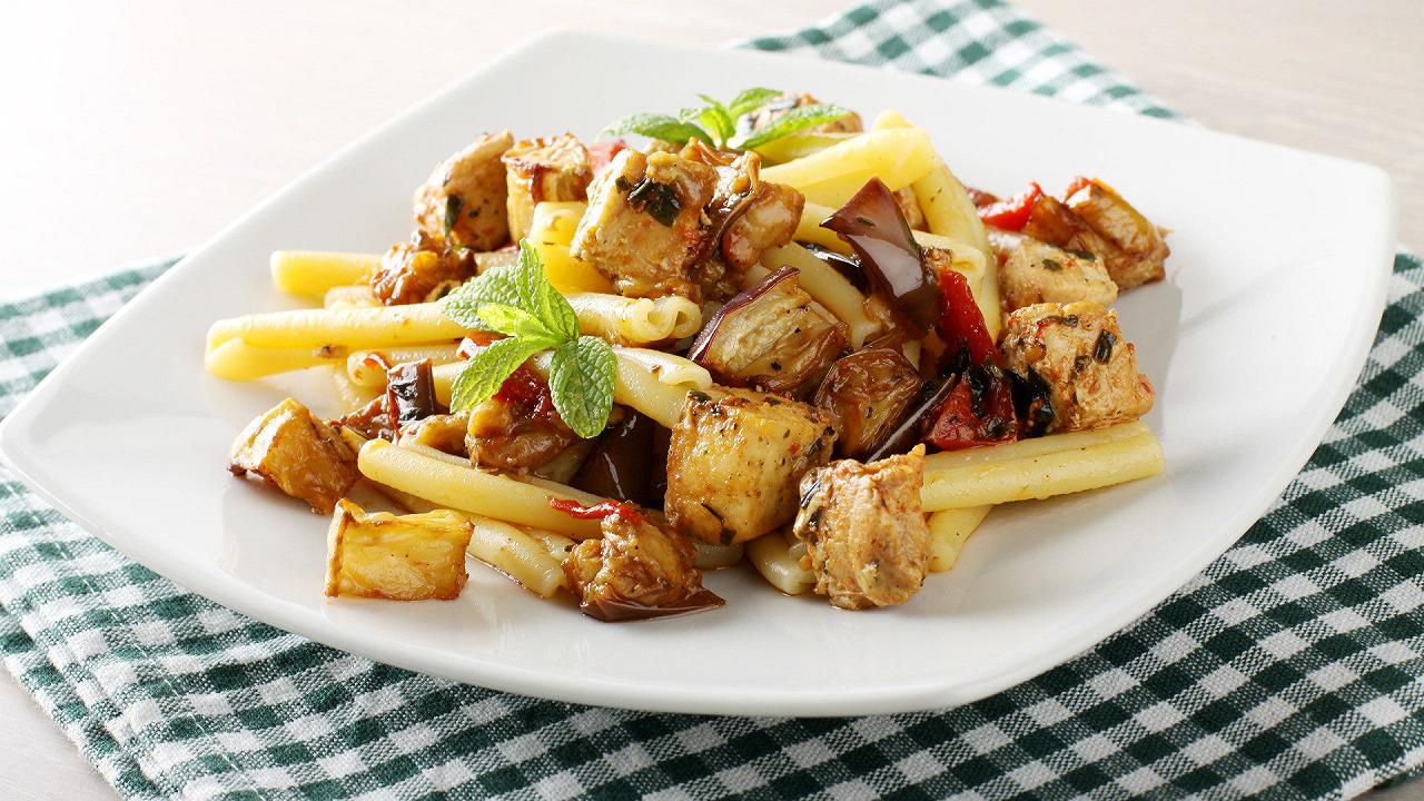 Pasta melanzane e tonno, la ricetta facile, veloce e sana