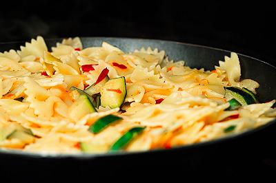 Saltate la pasta in padella con zucchine e peperoni