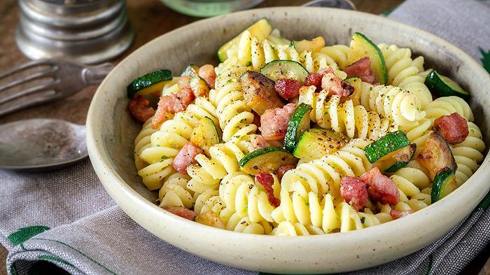 Pasta zucchine e pancetta, la ricetta saporita e cremosa