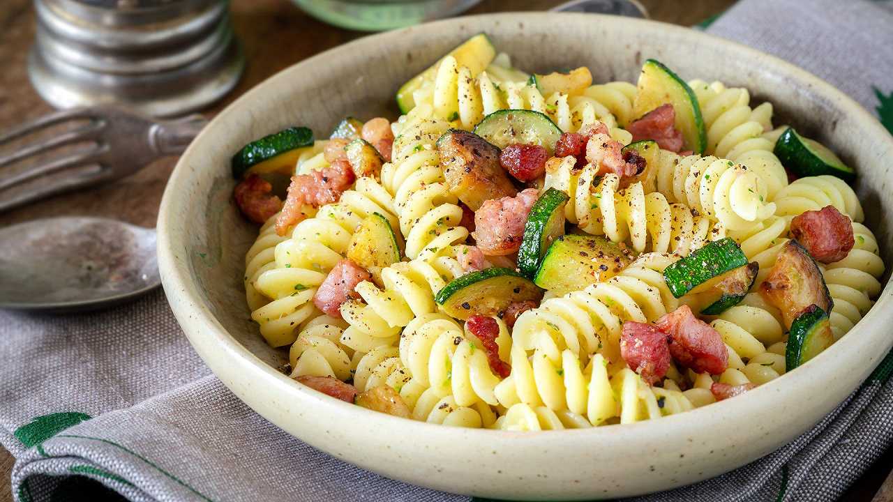 Pasta zucchine e pancetta, la ricetta saporita e cremosa