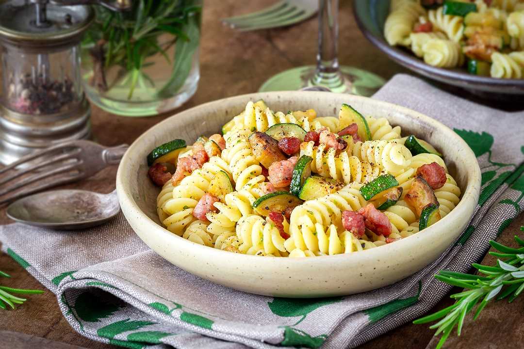 Pasta zucchine e pancetta, la ricetta saporita e cremosa