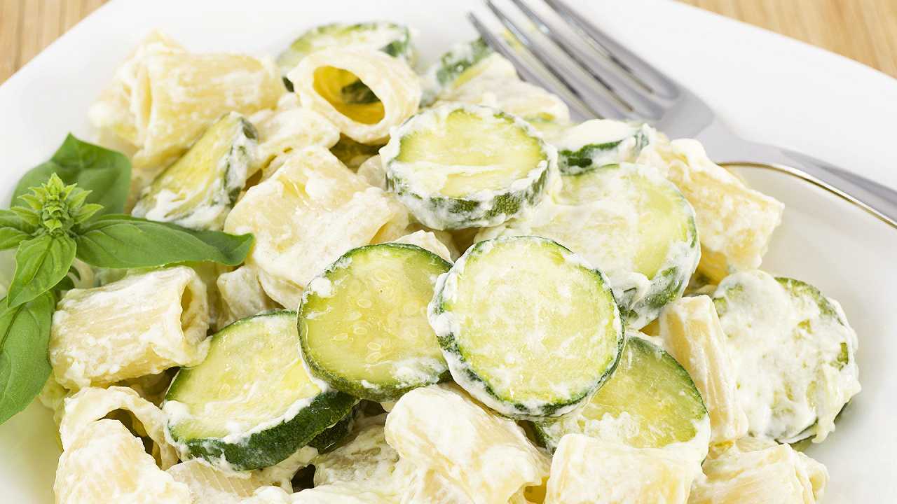 Pasta zucchine e philadelphia, la ricetta cremosa e veloce
