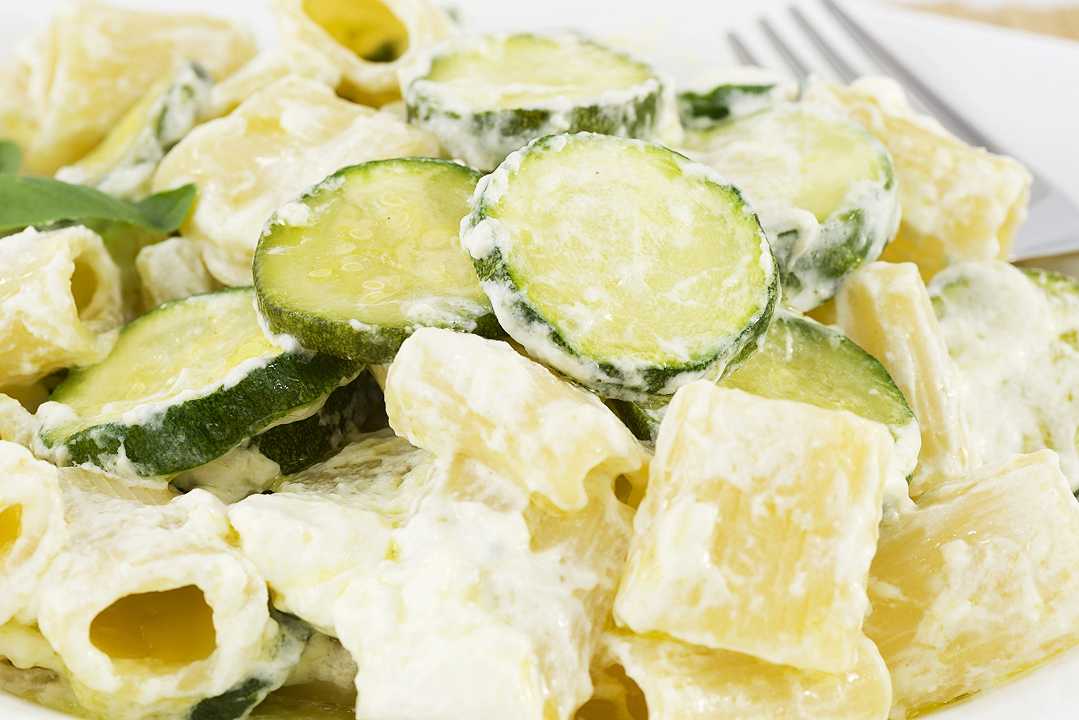 Pasta zucchine e philadelphia, la ricetta cremosa e veloce