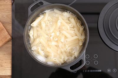 Cuocete e saltate la pasta
