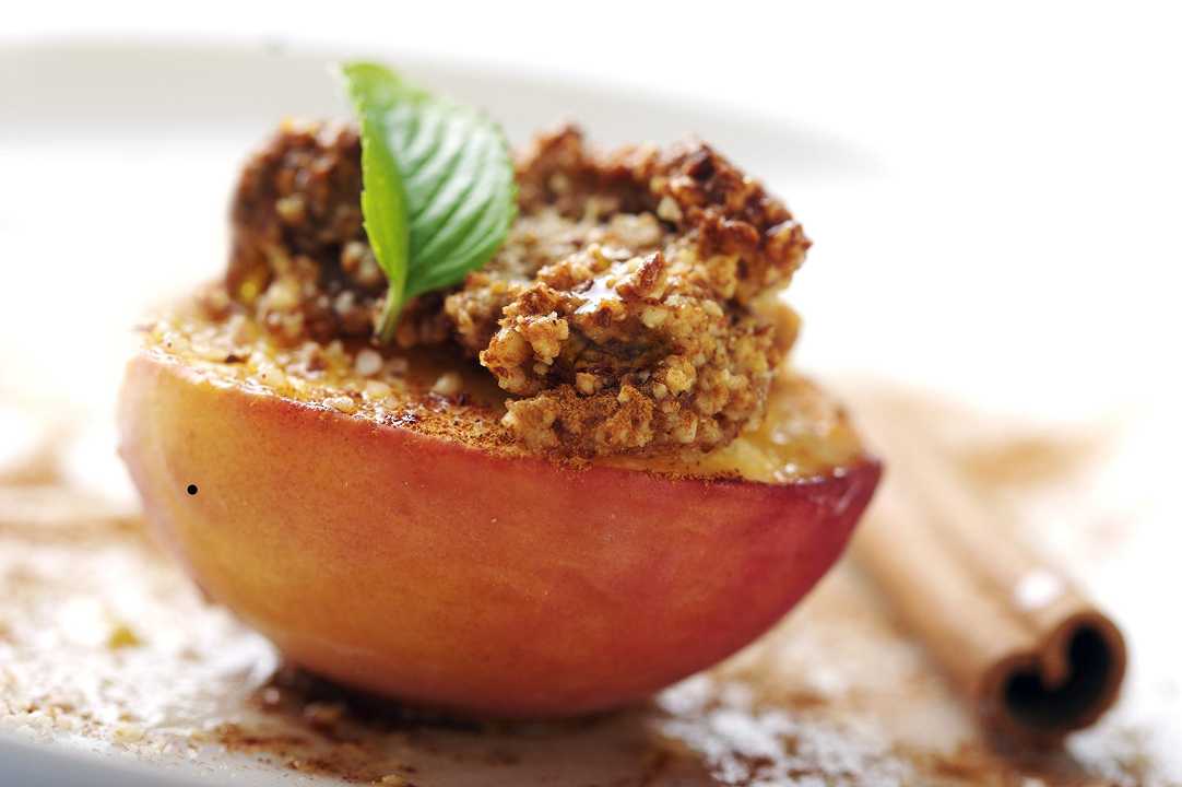 Pesche ripiene al forno, la ricetta di un dessert estivo vintage
