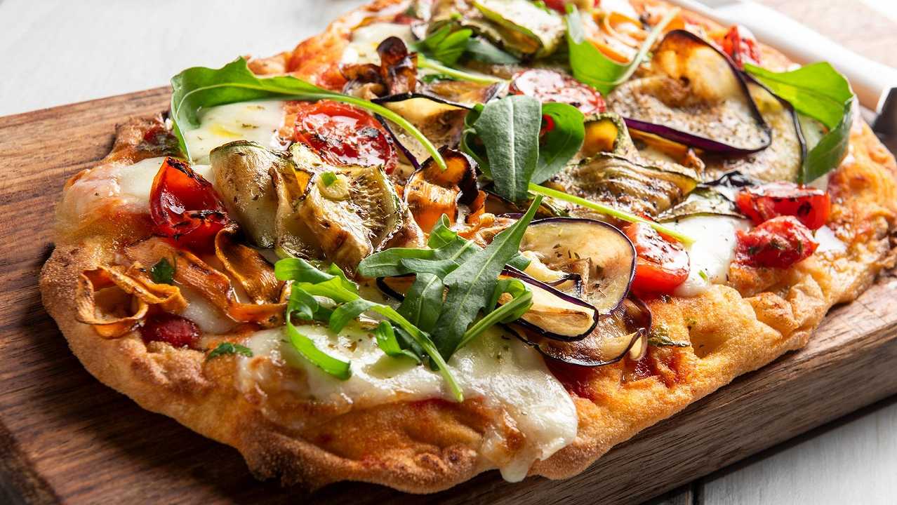 La pinsa romana è un PAT: l’invenzione di una tradizione perfetta per il supermercato