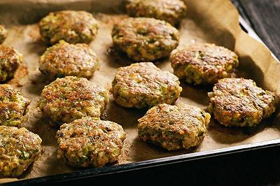 Cuocete le polpette di zucchine al forno