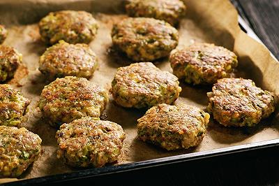 Cuocete le polpette di zucchine al forno