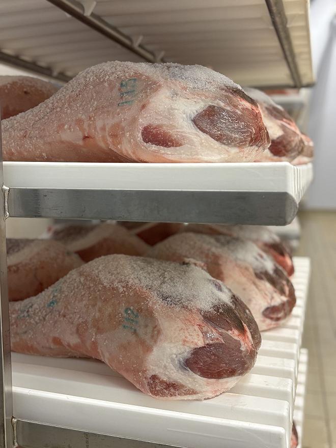 prosciutto in salatura