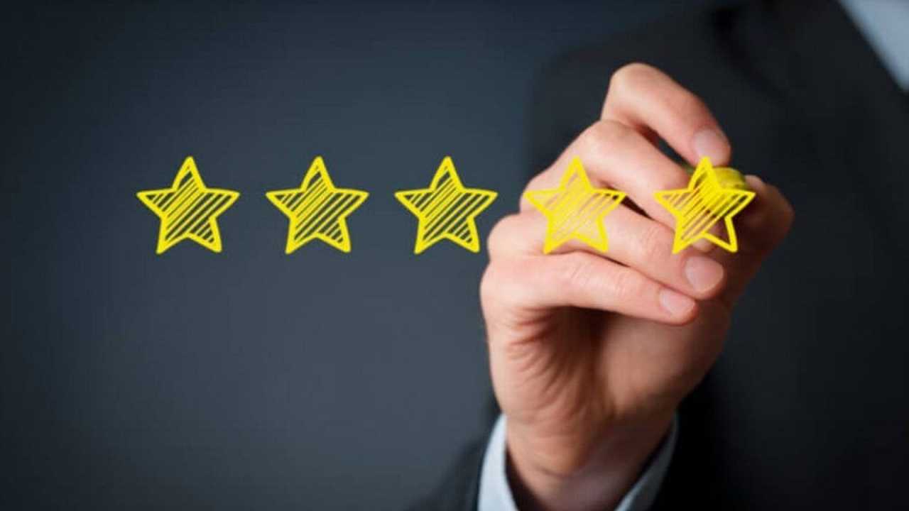Ma se le recensioni online sono inattendibili, perché continuiamo a seguirle?