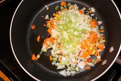 Saltate il soffritto di verdure con le erbe e le spezie