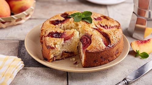 Torta di pesche e amaretti, la ricetta soffice perfetta per l’estate
