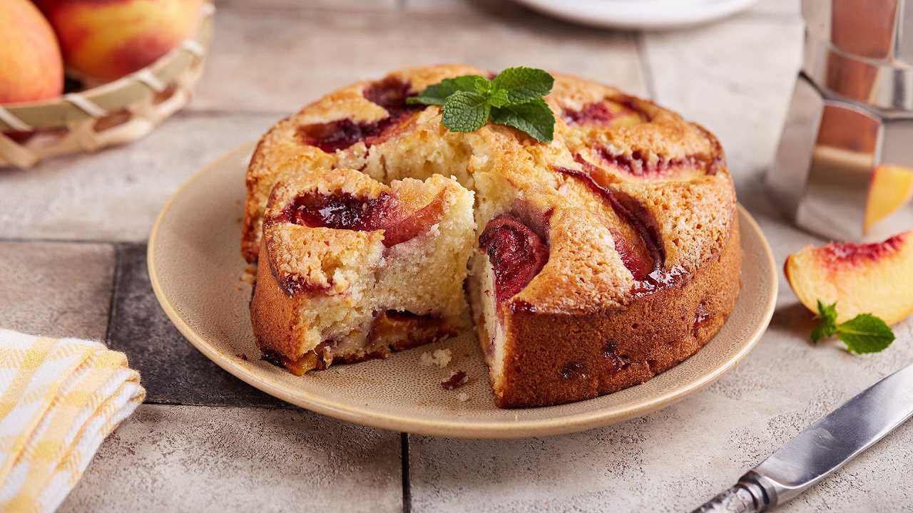 Torta di pesche e amaretti, la ricetta soffice perfetta per l’estate