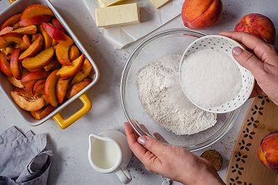 Mescolate gli ingredienti epr la torta pesche e amaretti