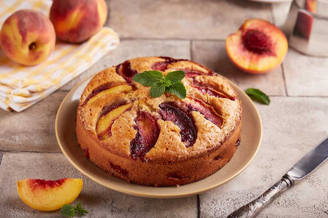 Torta di pesche e amaretti, la ricetta soffice perfetta per l’estate