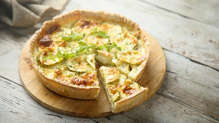 Torta salata zucchine e speck, la ricetta morbida e filante