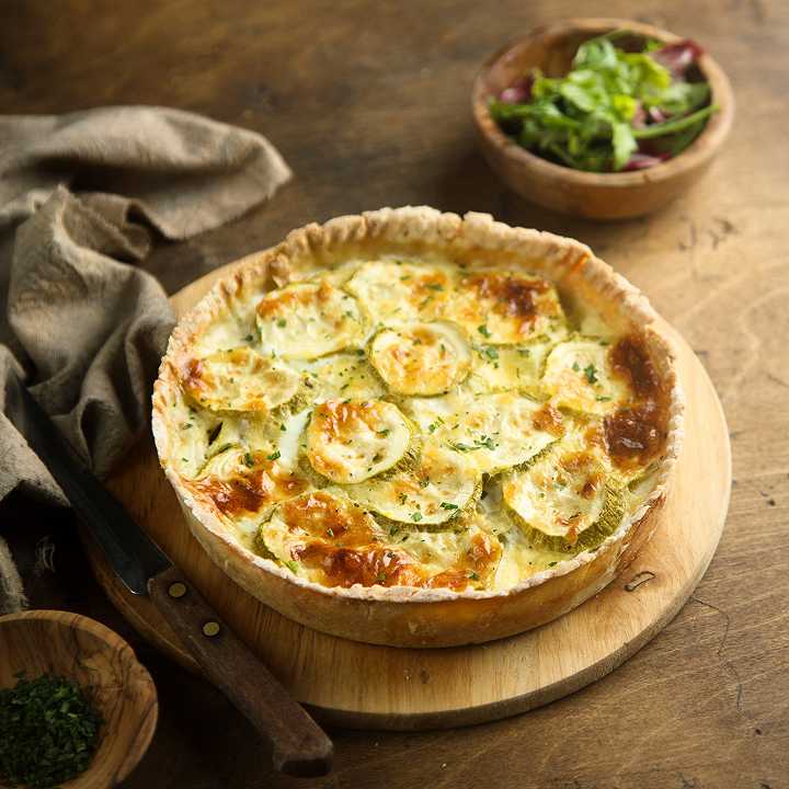 Torta salata zucchine e speck, la ricetta morbida e filante