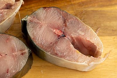 Impanate e cuocete i tranci di pesce spada