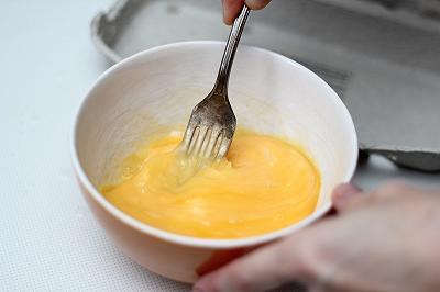Sbattete le uova con gli altri ingredienti