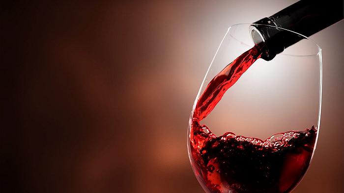L’industria del vino trema e si appella a Lollobrigida contro il proibizionismo anti-alcol