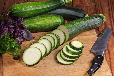 Tagliate e cuocete le zucchine