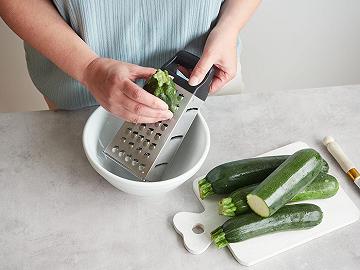 Grattugiate e strizzate le zucchine