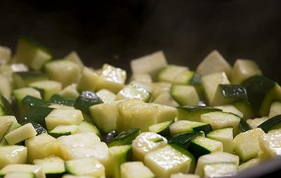 Tagliate e cuocete le zucchine