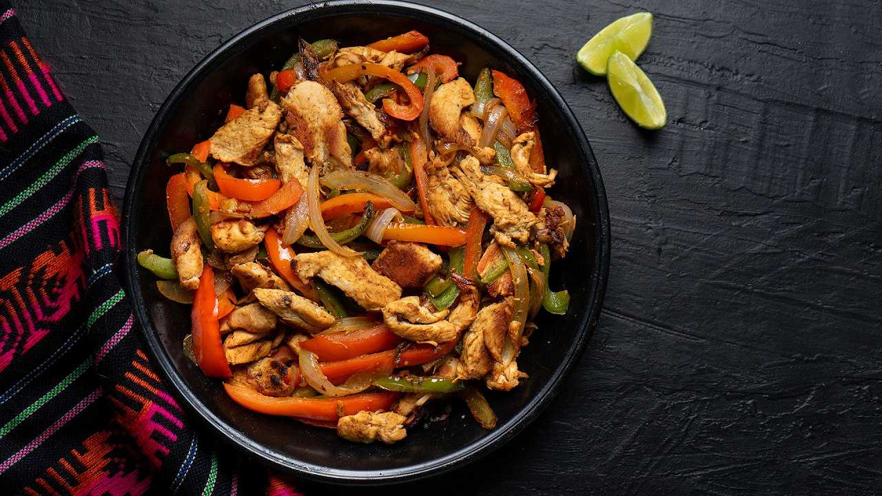 Straccetti di pollo con peperoni, la ricetta facile e veloce