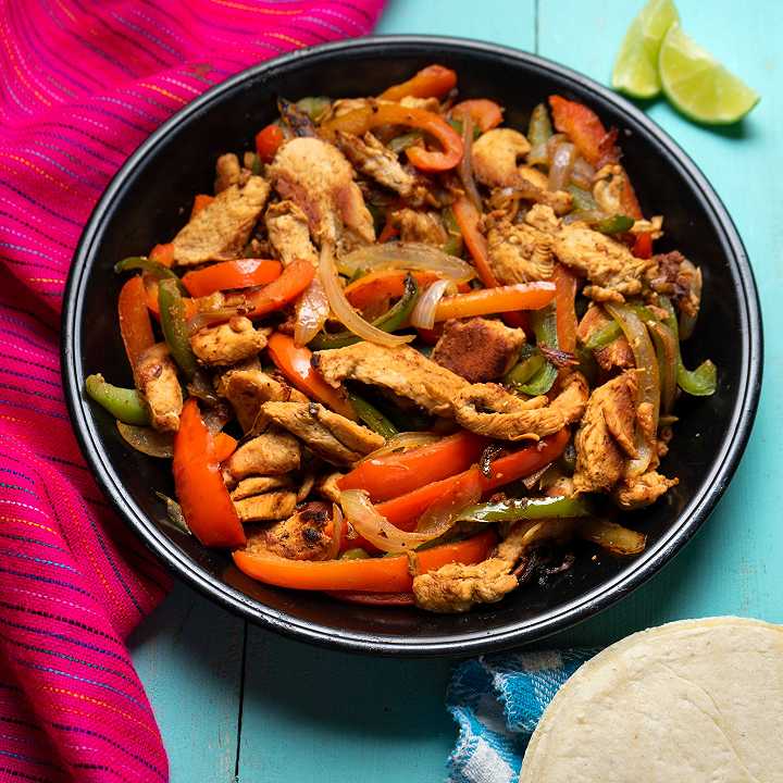 Straccetti di pollo con peperoni, la ricetta facile e veloce