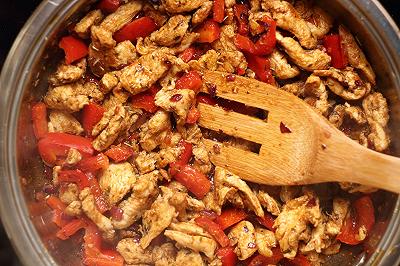 Saltate gli straccetti di pollo con peperoni