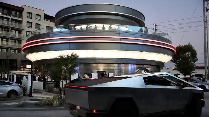 Com’è il Tesla Diner, il primo ristorante di Elon Musk