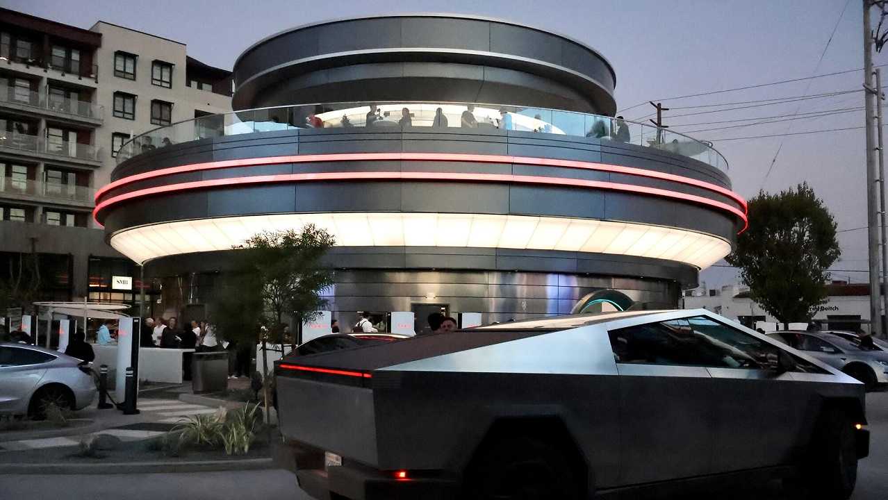 Com’è il Tesla Diner, il primo ristorante di Elon Musk