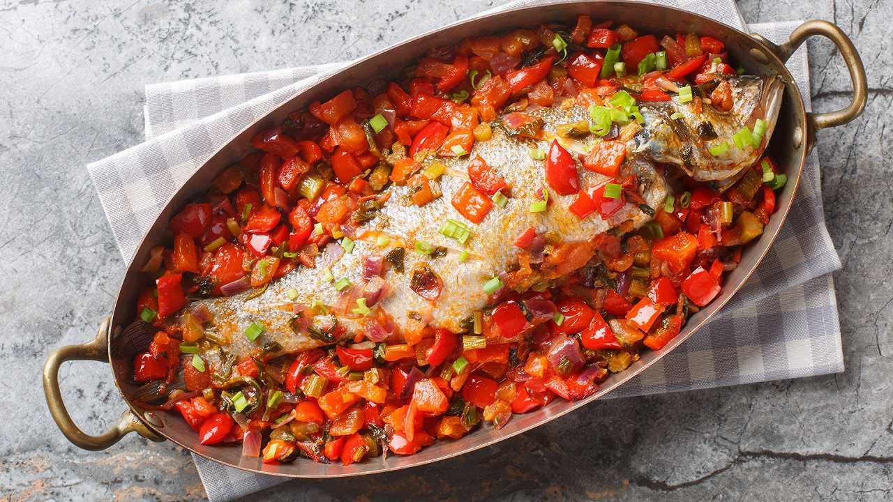 Branzino all’acqua pazza, una ricetta leggera per cucinare il pesce