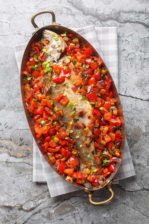 Branzino all’acqua pazza, una ricetta leggera per cucinare il pesce