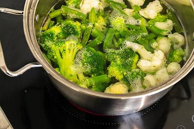 Lavate e sbollentate le verdure