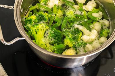 Lavate e sbollentate le verdure