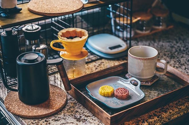 Hand,Brewed,Coffee,In,Coffee,Shops,And,Western,Style,Desserts