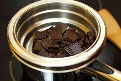 Sciogliete il cioccolato a bagnomaria