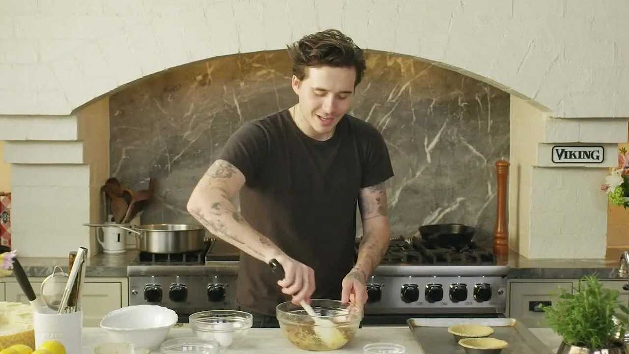 Brooklyn Beckham in cucina non ne fa una buona