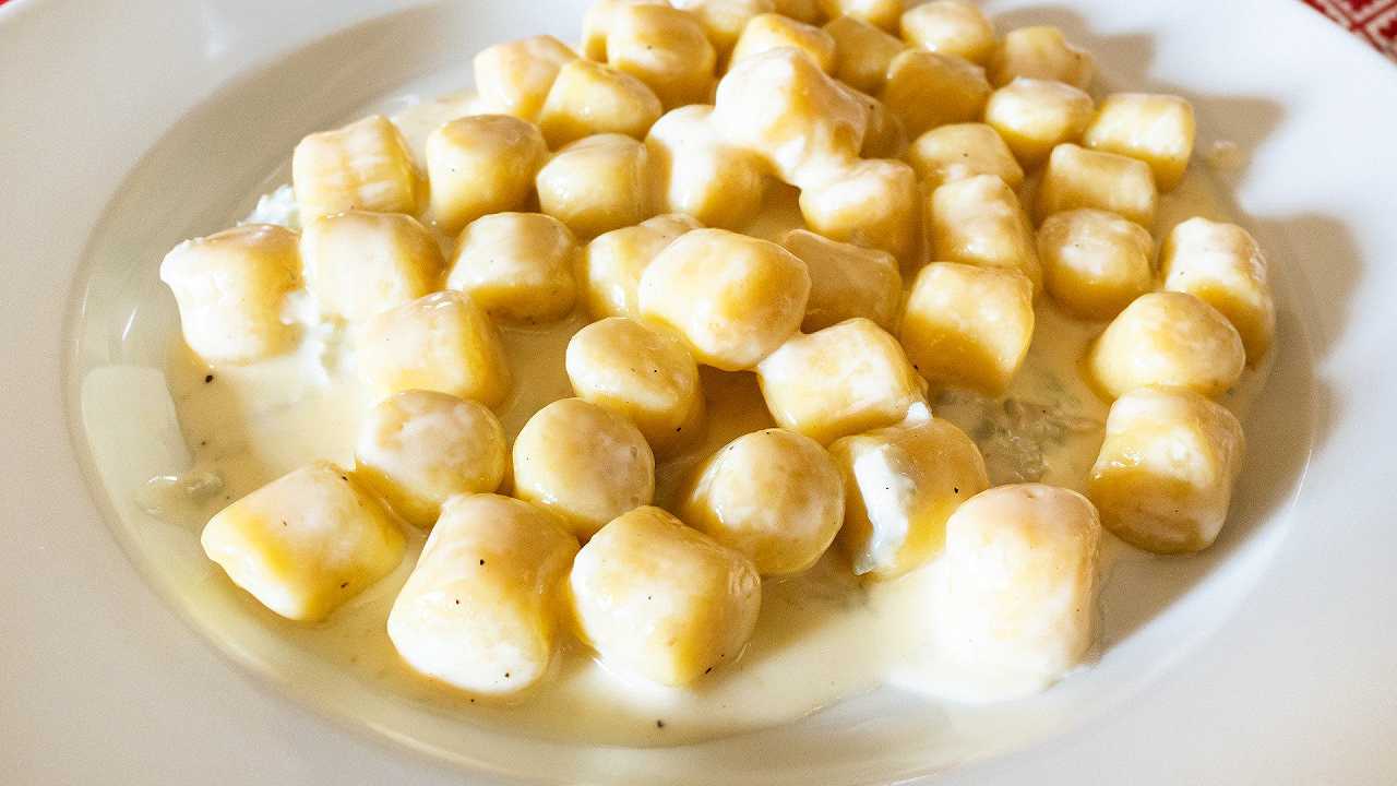 Gnocchi al gorgonzola, la ricetta per una salsa molto cremosa