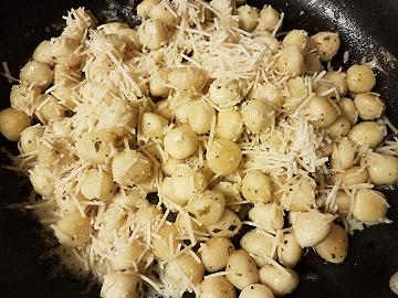 Mantecate gli gnocchi nel gorgonzola
