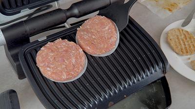 Cuocete sulla griglia gli hamburger di pollo