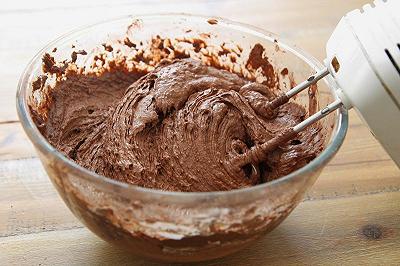 Mescolate il cioccolato alla torta