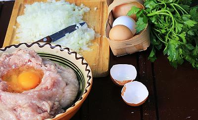 Mescolate gli ingredienti per gli hamburger di pollo