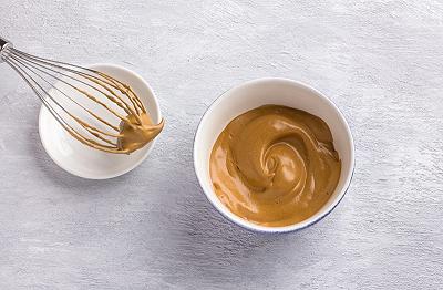 Mescolate il mascarpone con il caffè solubile