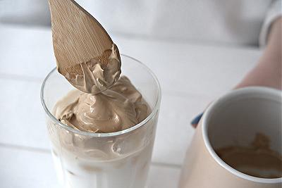 Mettete la mousse nei bicchieri e fate riposare in frigo