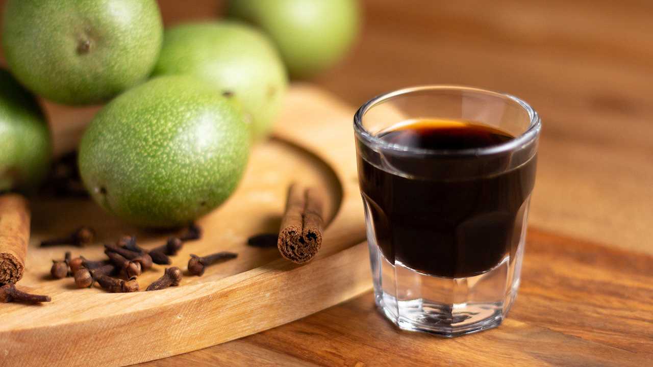 Nocino, la ricetta originale del liquore di noci fatto in casa