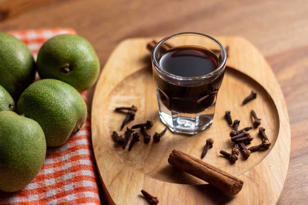 Nocino, la ricetta originale del liquore di noci fatto in casa